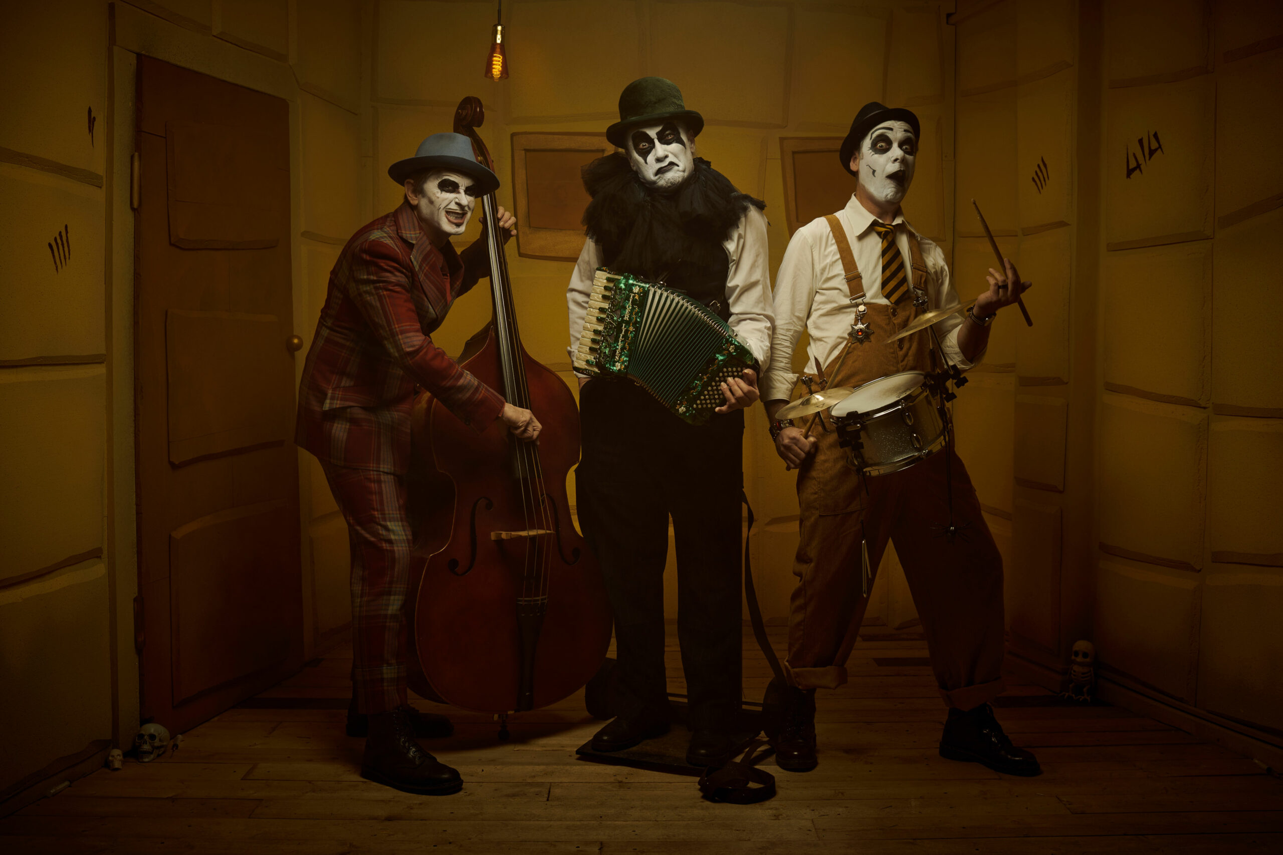 Die drei Bandmitglieder der „Tiger Lillies“ mit Instrumenten