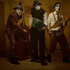 Die drei Bandmitglieder der „Tiger Lillies“ mit Instrumenten
