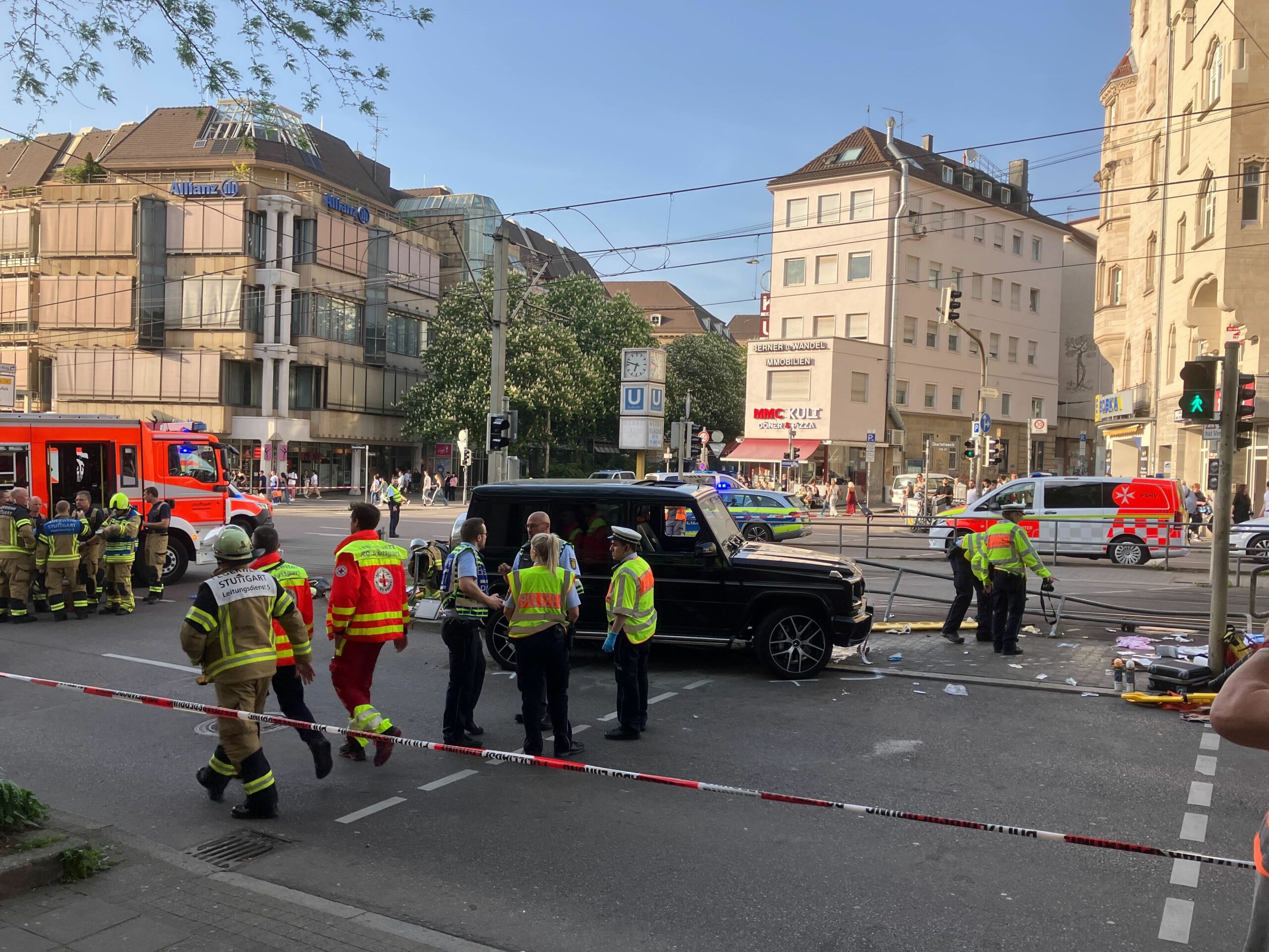 Einsatzkräfte am Unfallort