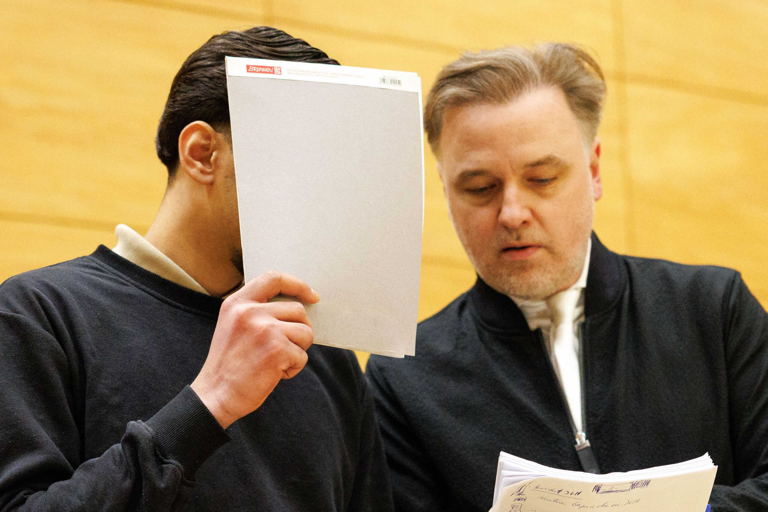 Der Angeklagte (l.) im Landgericht Bielefeld neben seinem Verteidiger Burkhard Benecken