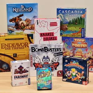 Die nominierten Spiele der Auszeichnungen „Spiel des Jahres“, „Kennerspiel des Jahres“ und „Kinderspiel des Jahres“ für das Jahr 2025.