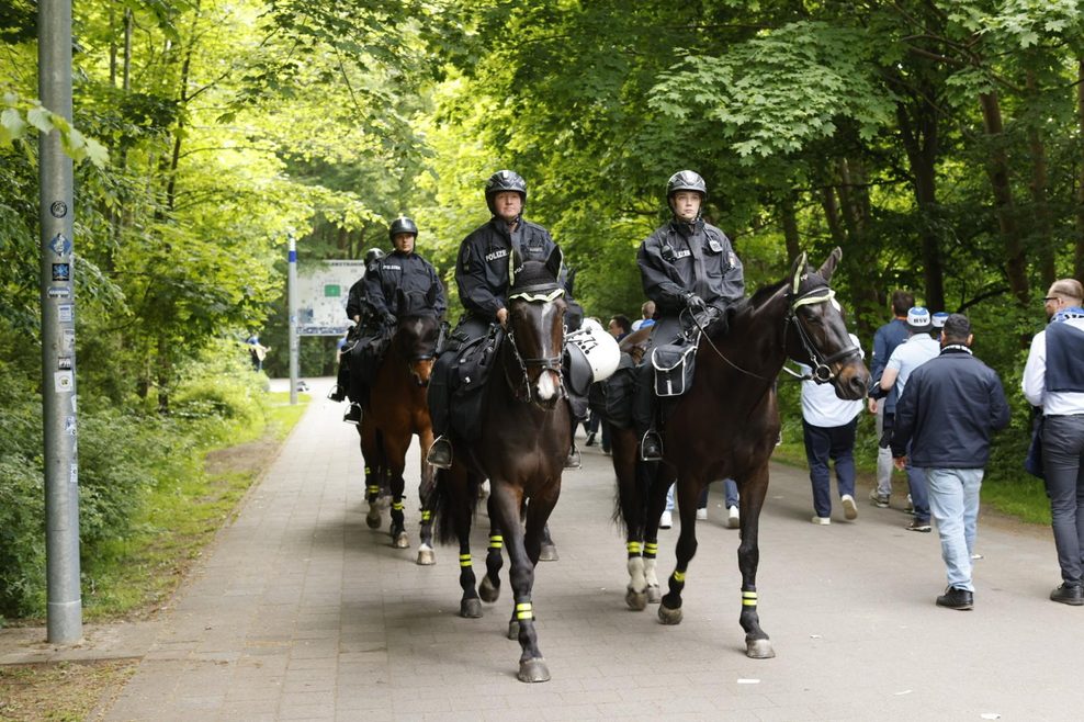 Berittene Polizisten im Umfeld des Volksparkstadions.