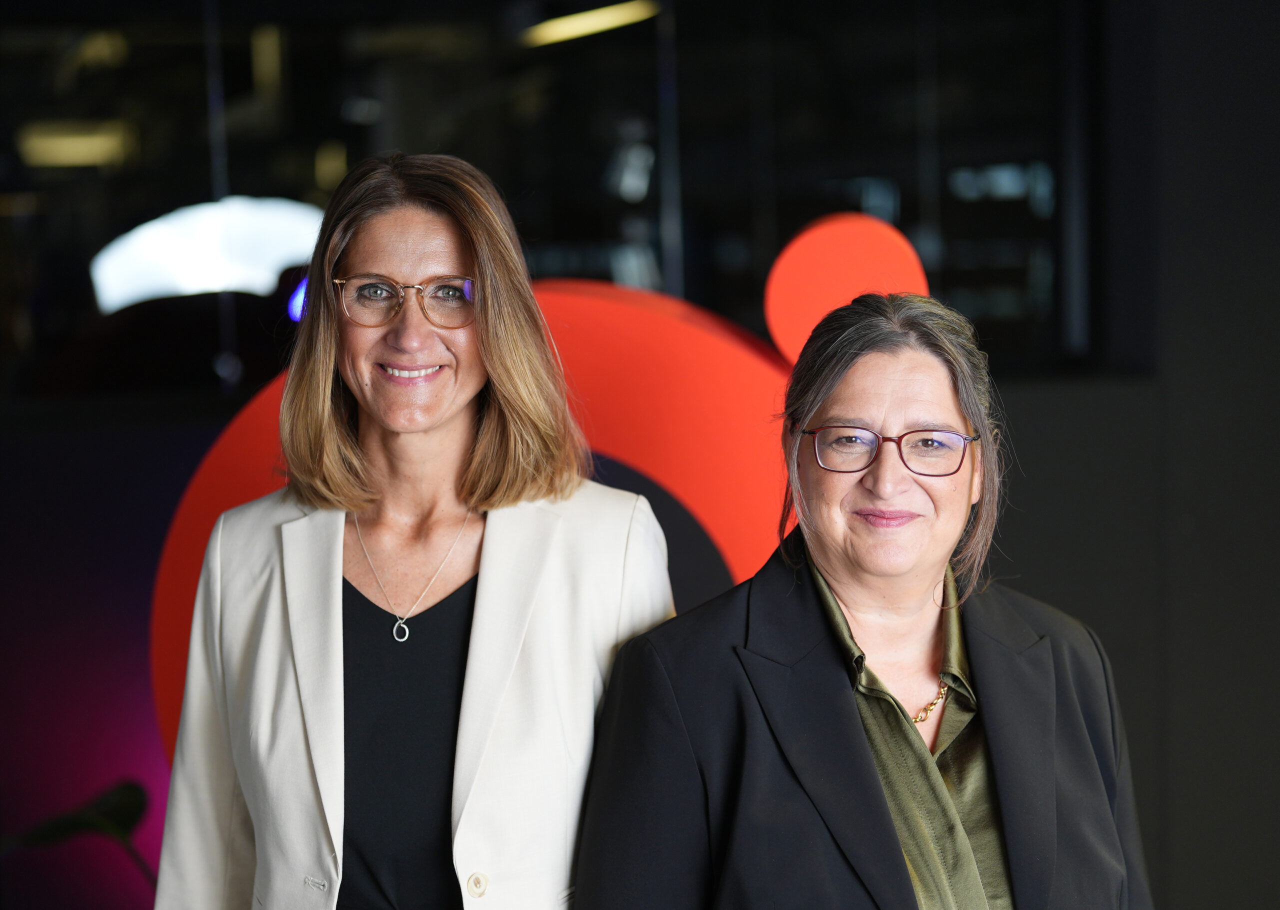 Petra Scharner-Wolff (r), Vorstandsvorsitzende der Otto Group, und Katy Roewer, Konzern-Vorständin Finanzen, Controlling und Personal, stehen vor der Bilanzpressekonferenz im Coworking Space Collabor8 auf dem Otto Group Campus.