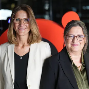 Petra Scharner-Wolff (r), Vorstandsvorsitzende der Otto Group, und Katy Roewer, Konzern-Vorständin Finanzen, Controlling und Personal, stehen vor der Bilanzpressekonferenz im Coworking Space Collabor8 auf dem Otto Group Campus.