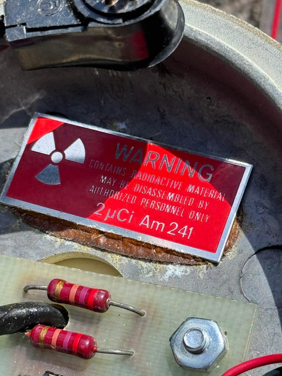 Ein Schild weist auf die Gefahr durch Radioaktivität hin.