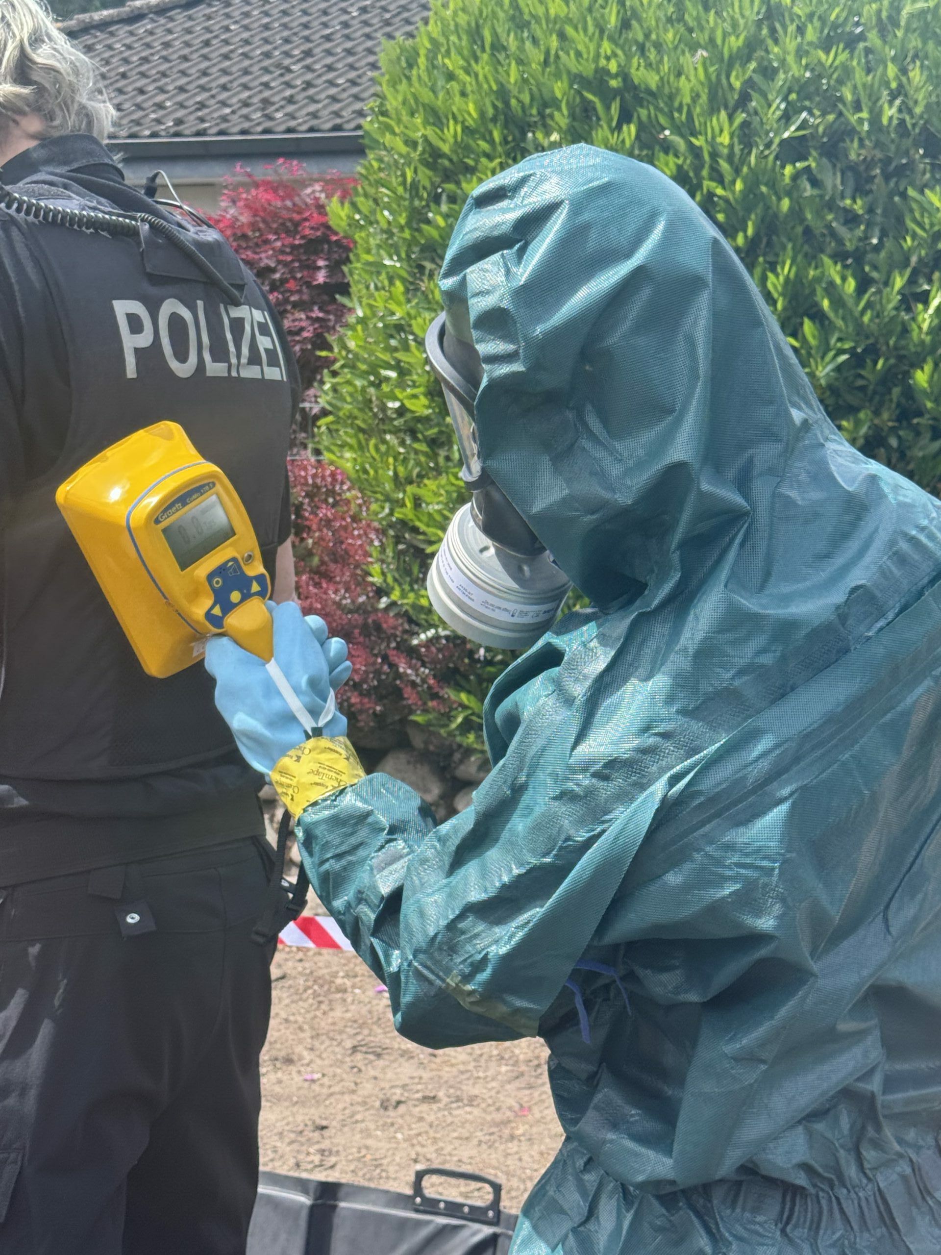 Polizei verstrahlt? Die Feuerwehr überprüft die Strahlenbelastung nach dem Fund eines radioaktiven Rauchmelders.