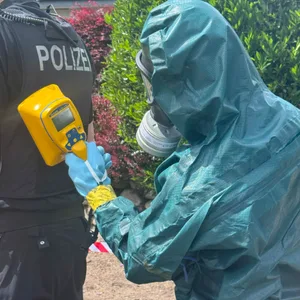 Polizei verstrahlt? Die Feuerwehr überprüft die Strahlenbelastung nach dem Fund eines radioaktiven Rauchmelders.