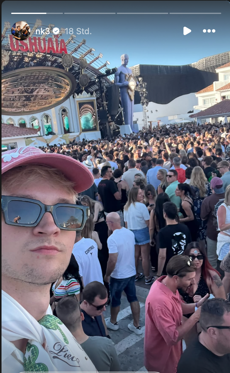 Noah Katterbach macht ein Selfie im Ushuaïa-Club auf Ibiza
