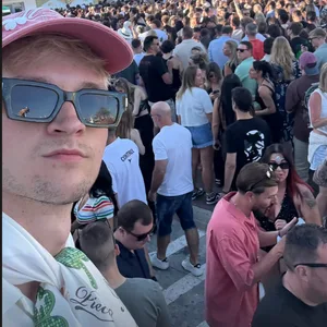 Noah Katterbach macht ein Selfie im Ushuaïa-Club auf Ibiza