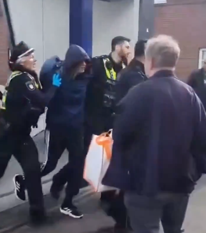 Ein Screenshot aus dem Video, das die Festnahme der Täterin zeigen soll.