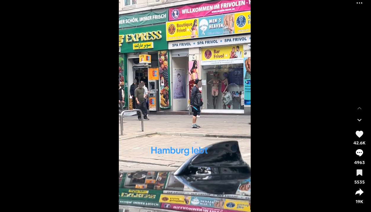 Ein Mann in kurzer Hose und Jacke drohte Passanten mit einem Küchenmesser.
