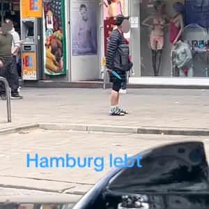 Ein Mann in kurzer Hose und Jacke drohte Passanten mit einem Küchenmesser.