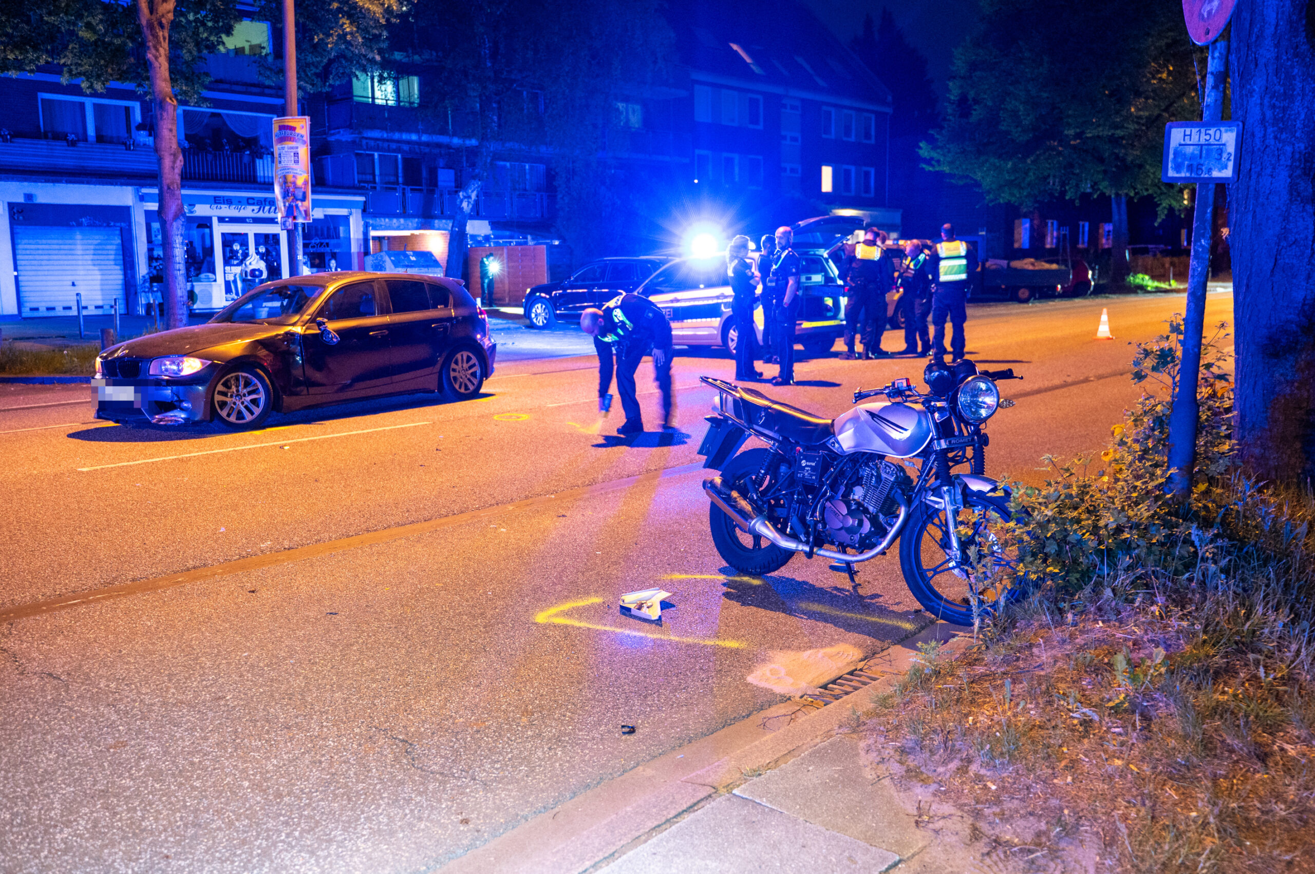 Motorrad und Auto auf der Straße