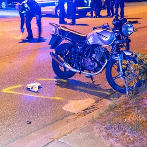 Motorrad und Auto auf der Straße
