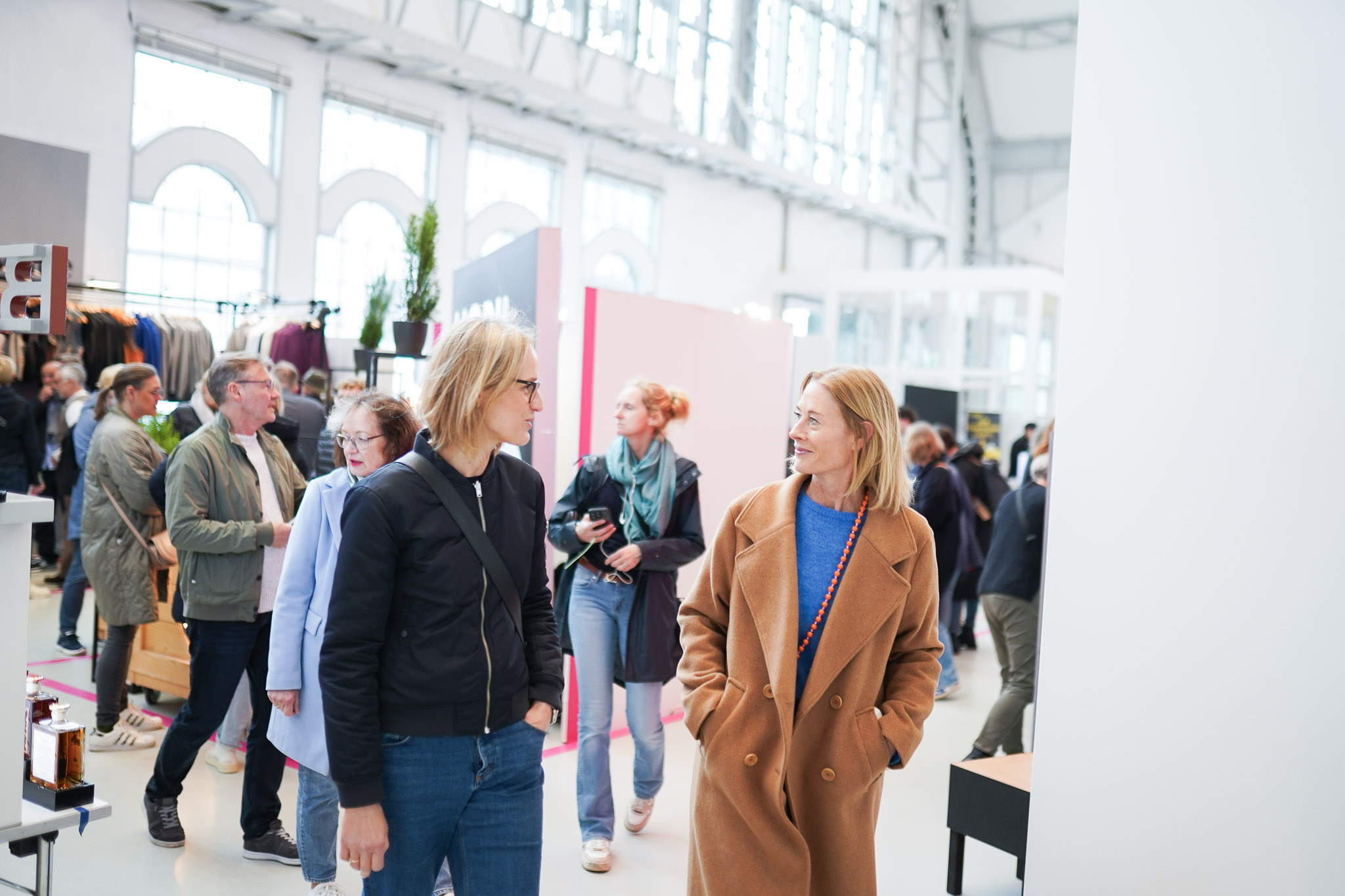 Zwei Frauen laufen über die Designmesse „Blickfang“.