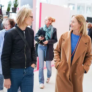 Zwei Frauen laufen über die Designmesse „Blickfang“.