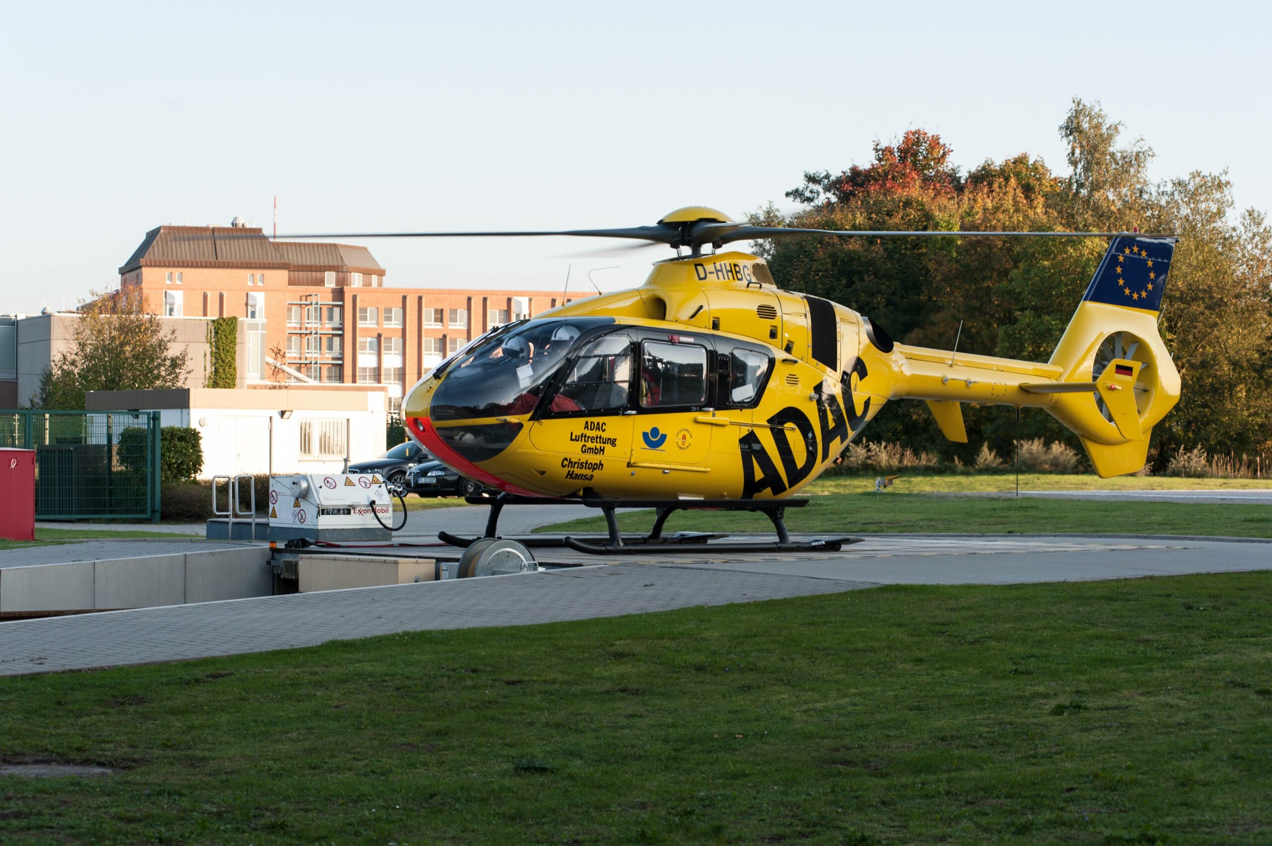 Ein Rettungshubschrauber vor dem Unfallkrankenhaus Boberg, offiziell BG Kilinikum Hamburg.
