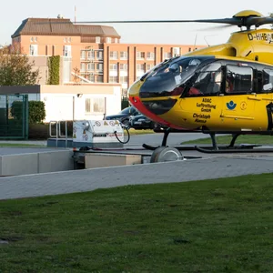 Ein Rettungshubschrauber vor dem Unfallkrankenhaus Boberg, offiziell BG Kilinikum Hamburg.