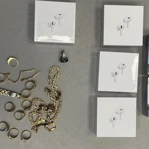 Frauen bieten Hehlerware im Bremer Hauptbahnhof zum Kaif an und gerate dabei an Zivilfander