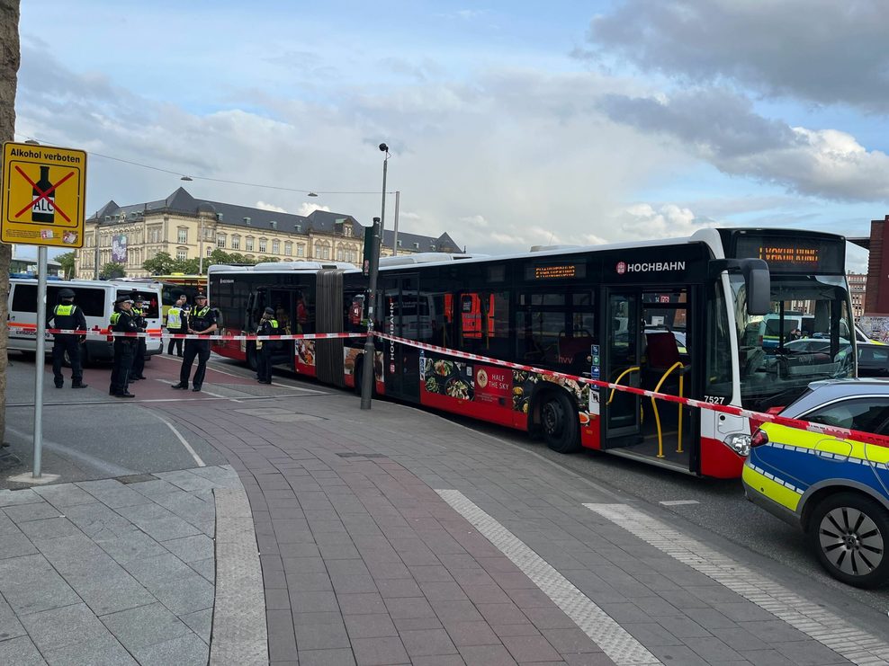 Ein Bus steht zur teilweisen Evakuierung des Hamburger Hauptbahnhofs bereit.