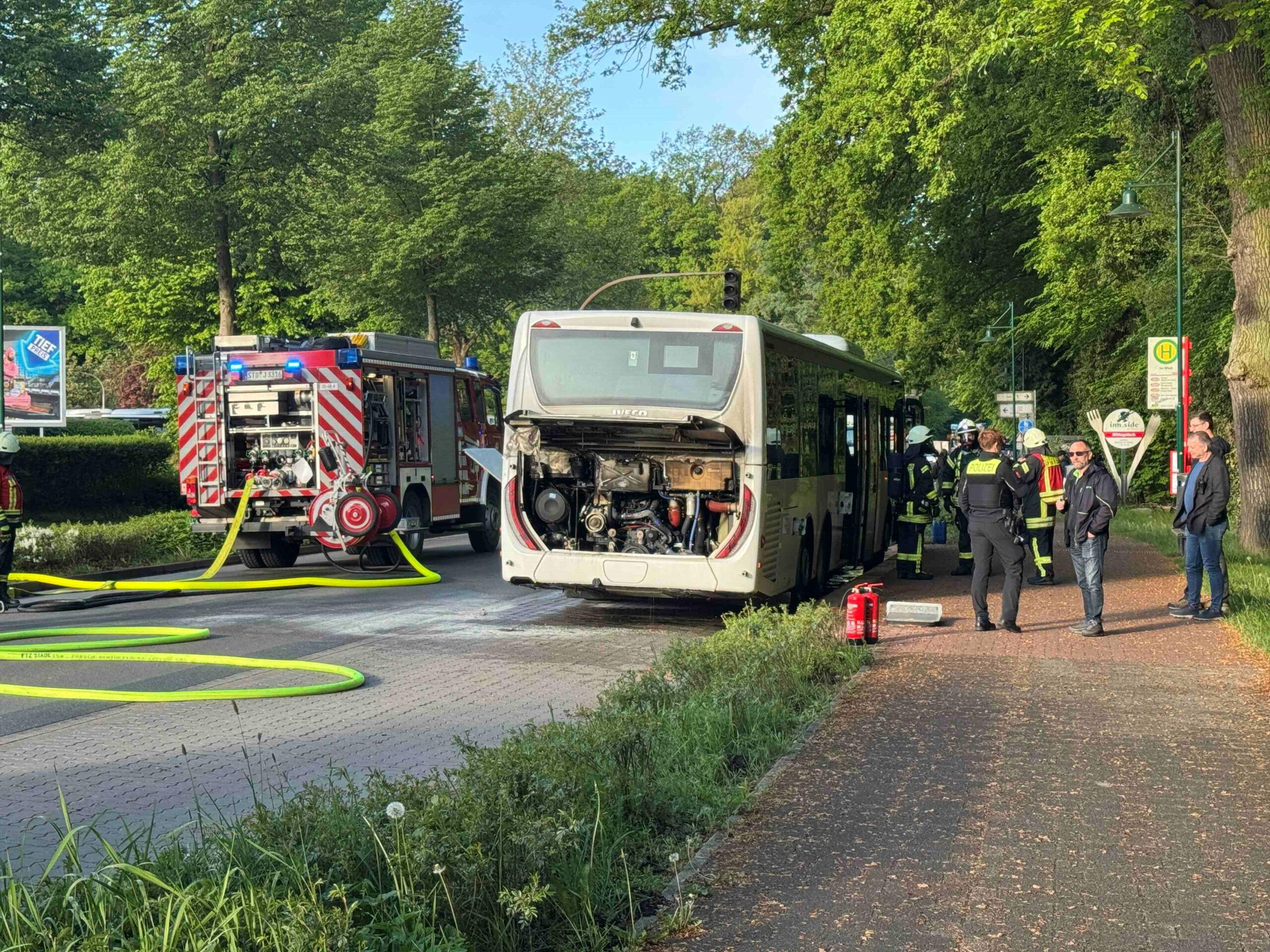 Schulbus fängt in Harsefeld Feuer – Fahrer rettet Kinder
