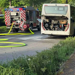 Schulbus fängt in Harsefeld Feuer – Fahrer rettet Kinder
