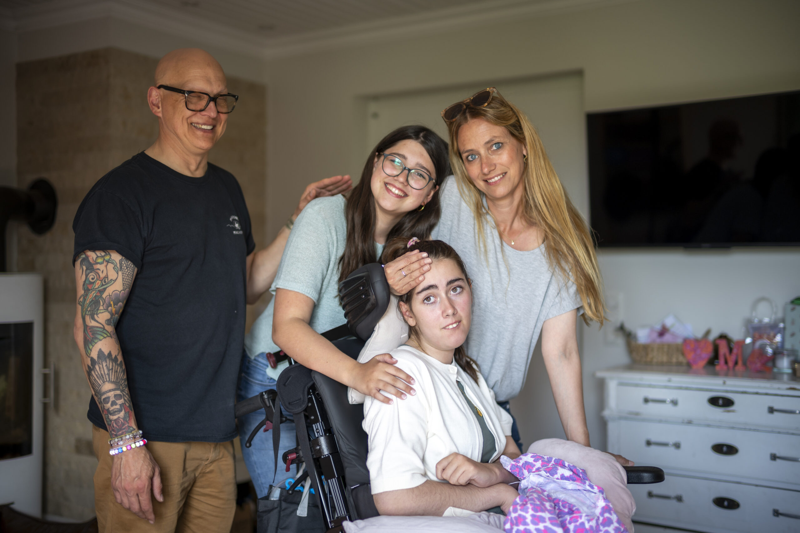Carlotta Gysbers mit ihrer Mutter Rebecca, dessen Lebensgefährten Jens und ihrer Schwester Matilda.