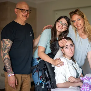 Carlotta Gysbers mit ihrer Mutter Rebecca, dessen Lebensgefährten Jens und ihrer Schwester Matilda.