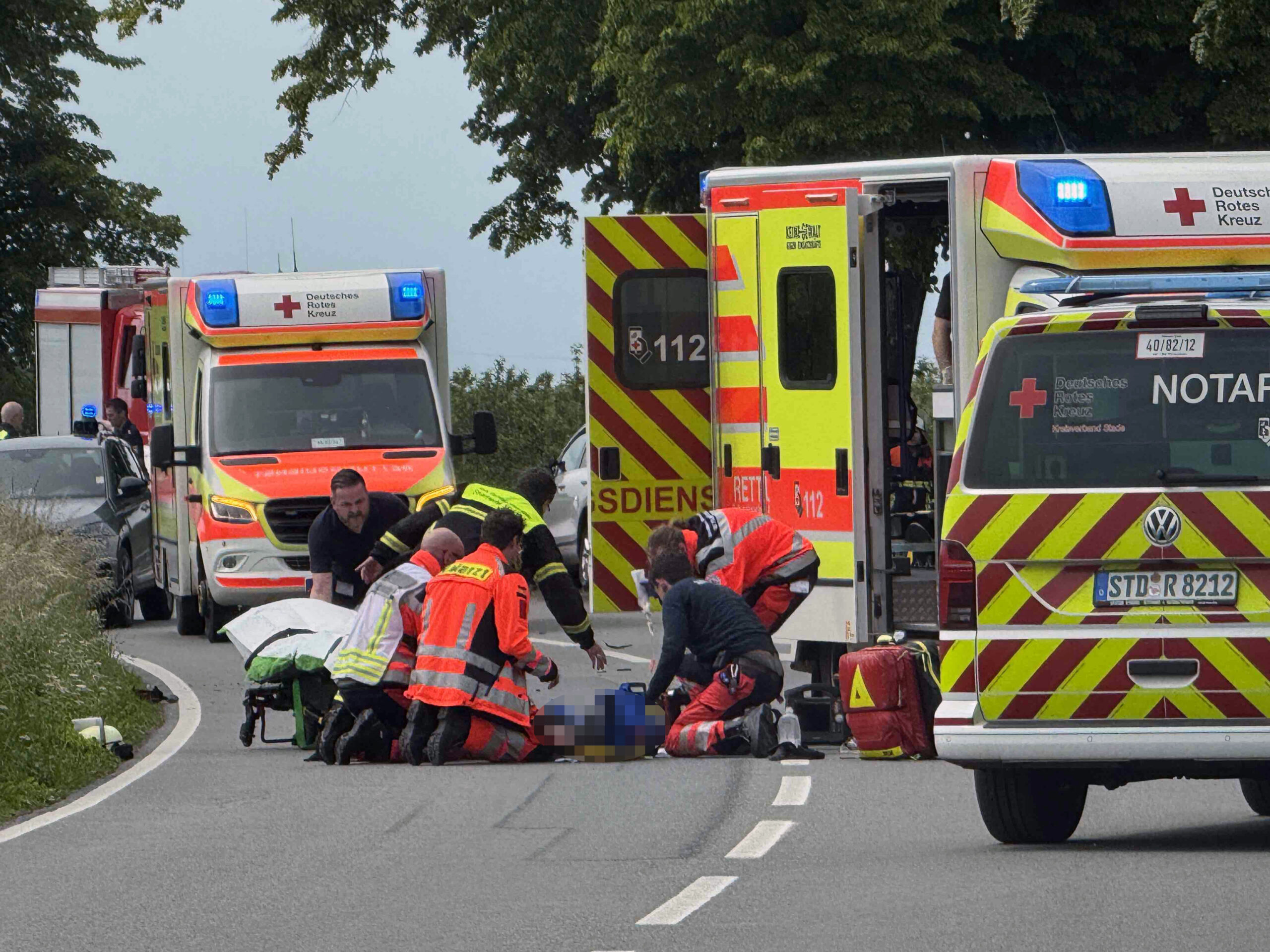 Rettungskräfte versorgen die schwer verletzte Motorradfahrerin.