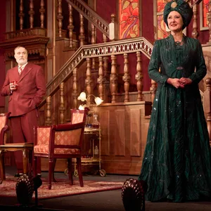 Schauspieler Janis Zaurins und Marina Zimmermann stehen in Kostümen auf der Bühne.