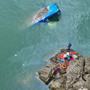Eines der gekenterten Touristenboote im chinesischen Guizhou.