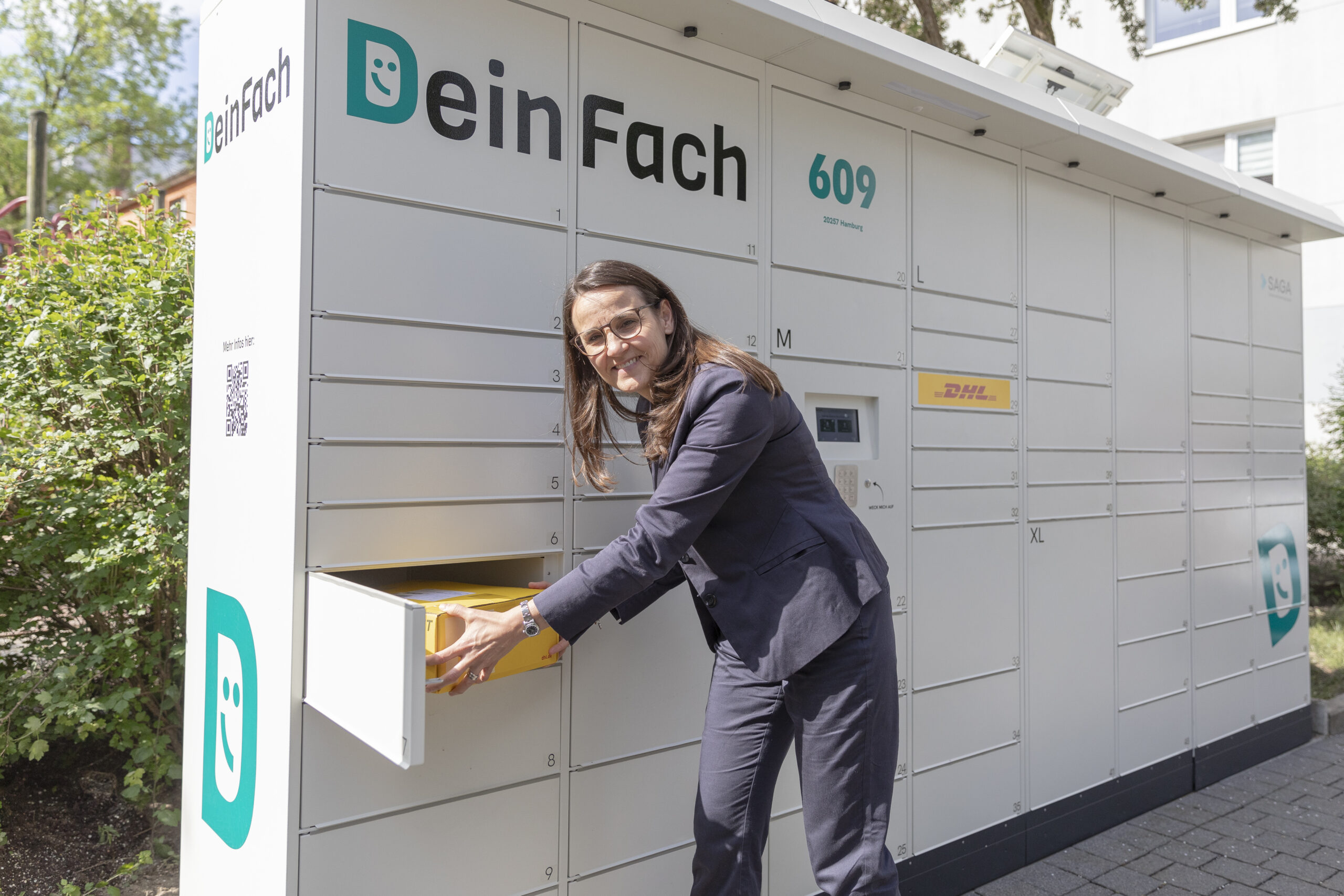 Senatorin Karen Pein beim Test des neuen „DeinFach“-Automaten in der Hartwig-Hesse-Straße.