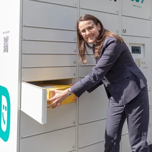 Senatorin Karen Pein beim Test des neuen „DeinFach“-Automaten in der Hartwig-Hesse-Straße.