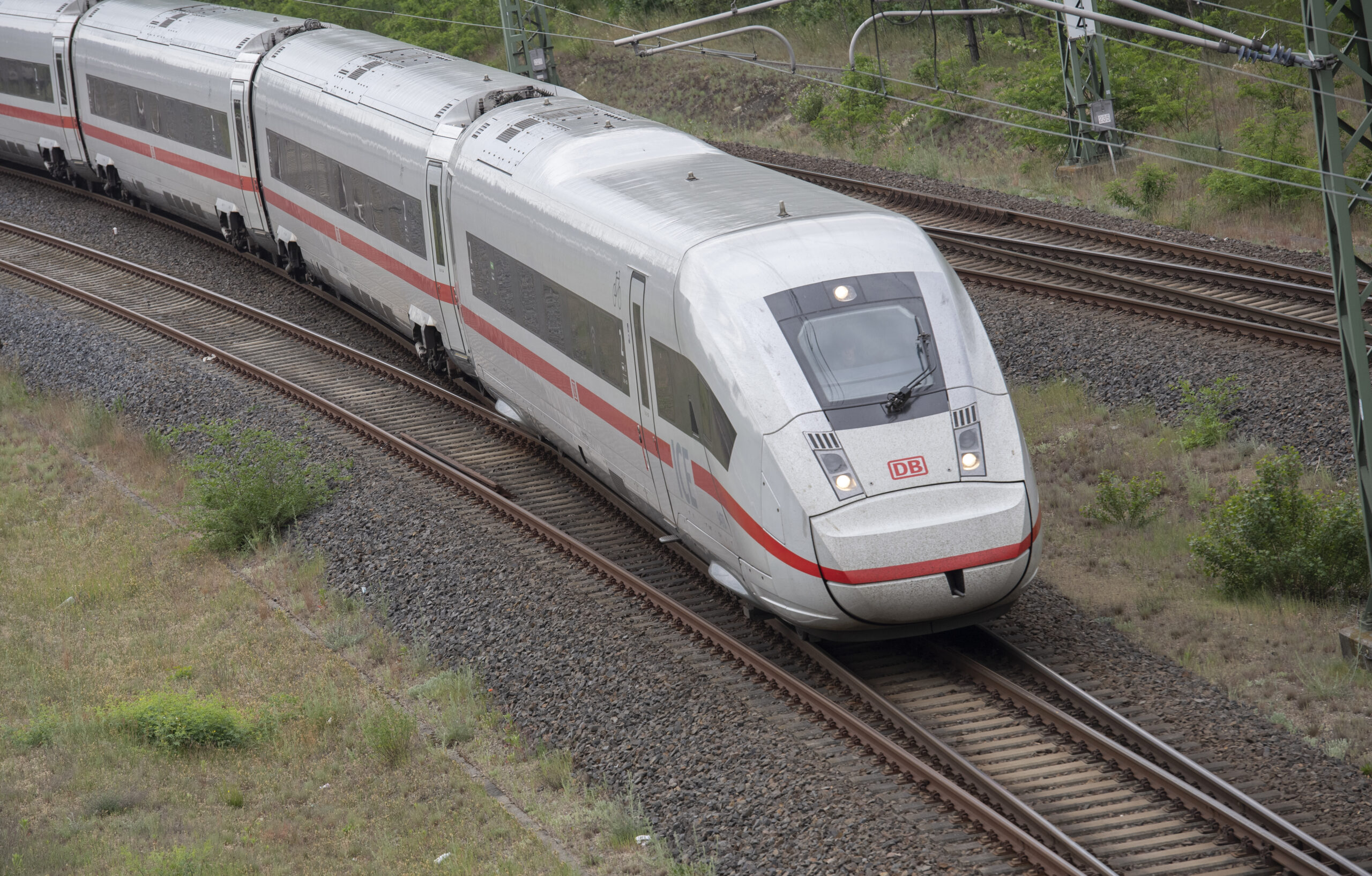 Ein ICE 4 der Deutschen Bahn fährt in Richtung Ostbahnhof. (Symbolbild)