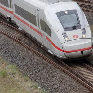 Ein ICE der Deutschen Bahn fährt in Richtung Ostbahnhof. (Symbolbild)