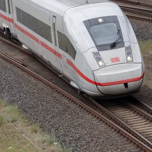 Ein ICE der Deutschen Bahn fährt in Richtung Ostbahnhof. (Symbolbild)