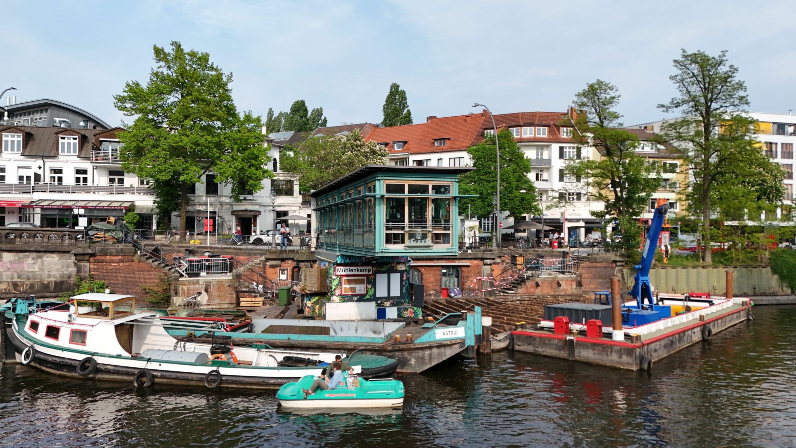 Der Anleger Mühlenkamp: Wegen Bauarbeiten muss die „Monkey Beach Bar“ bis auf Weiteres schließen.
