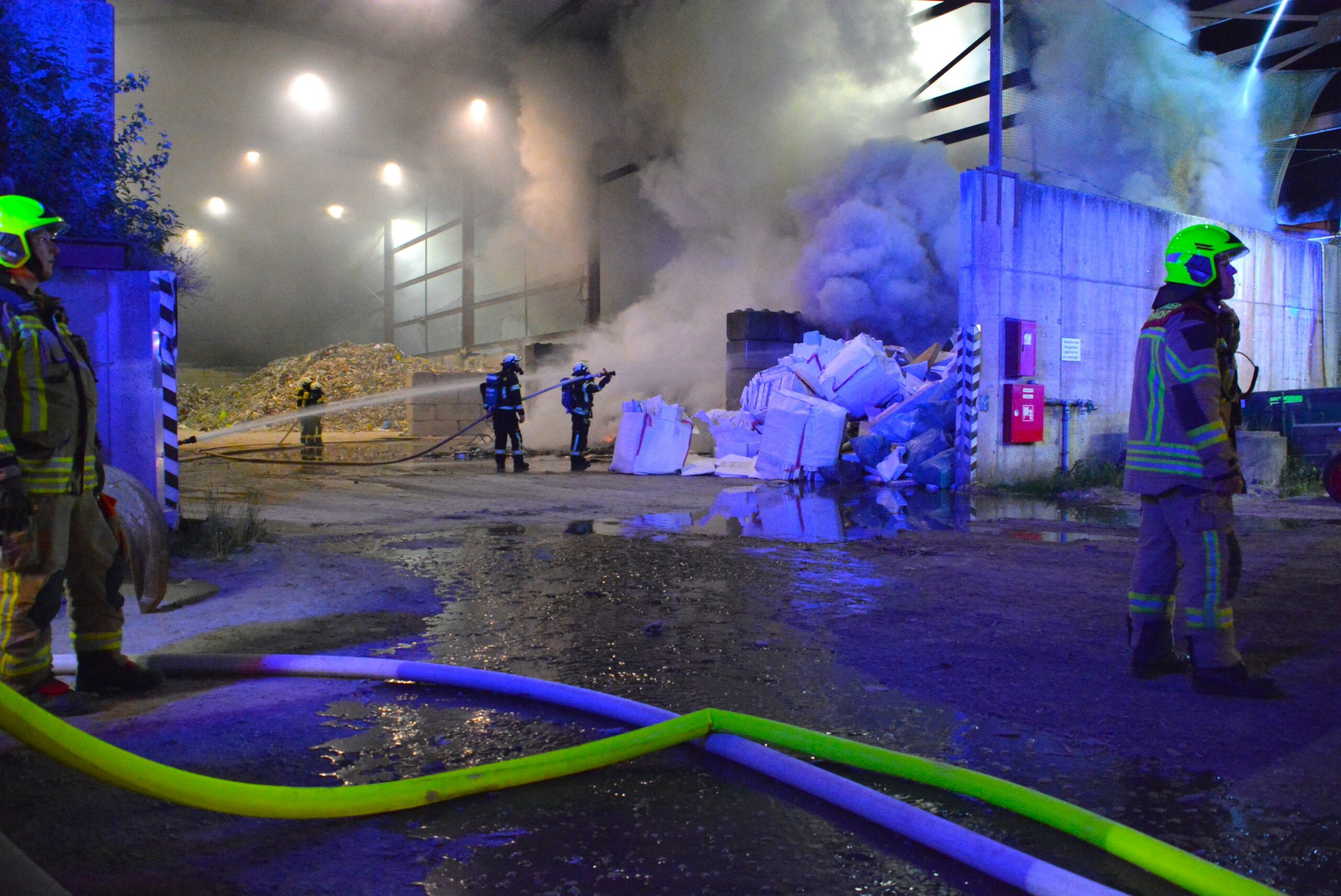 120 Feuerwehrleute waren nötig, um den brennenden Müllberg zu löschen.