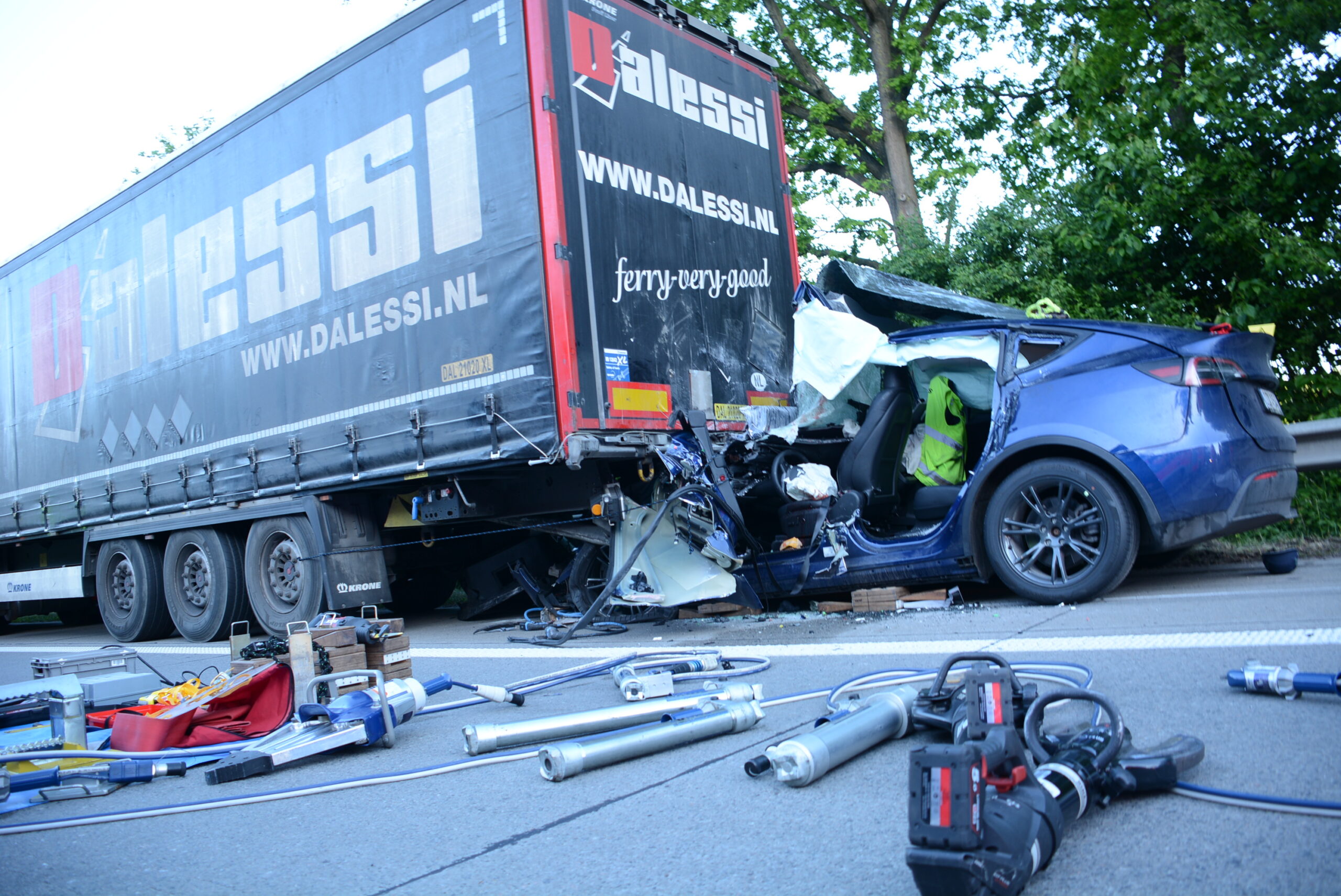 Warum der Tesla-Fahrer die Kontrolle über seinen Wagen verlor, ist noch nicht geklärt.