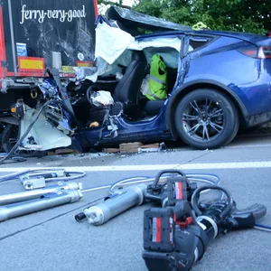 Warum der Tesla-Fahrer die Kontrolle über seinen Wagen verlor, ist noch nicht geklärt.