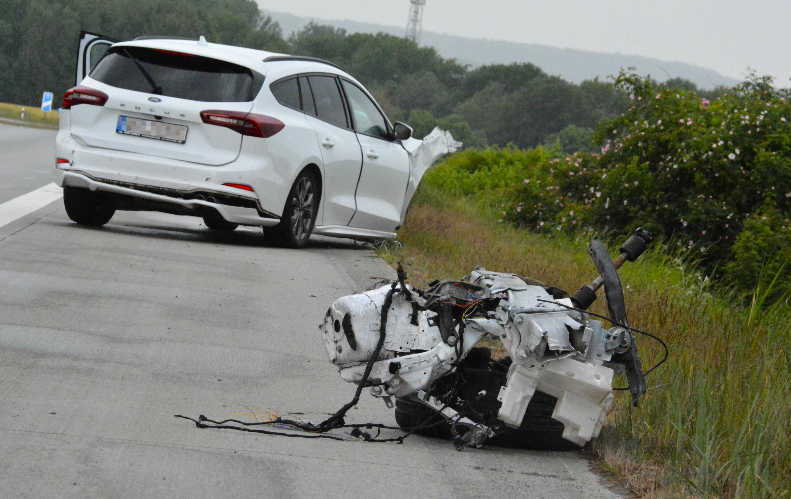 Ein Auto und Autoteile auf der Autobahn