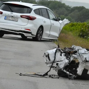 Ein Auto und Autoteile auf der Autobahn