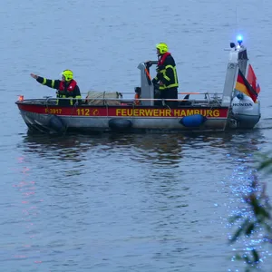 Einsatzkräfte bei der Evaluierung des Ölschadens am Moorfleeter Deich.