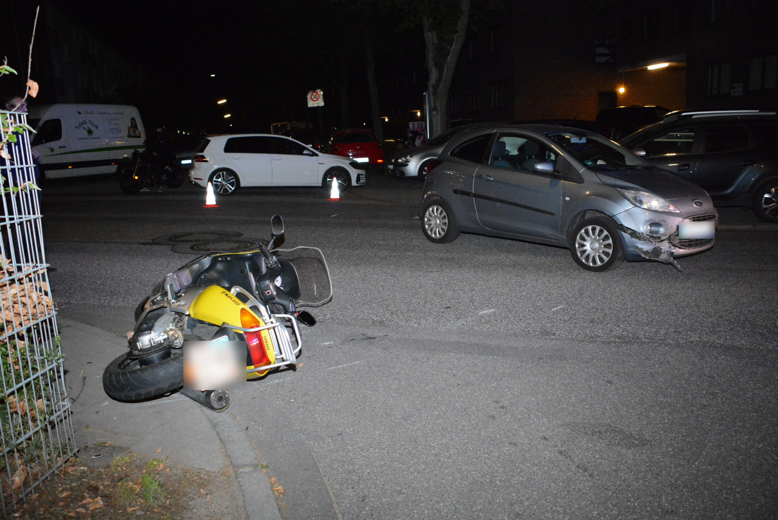 Das Motorrad kippte bei dem Unfall auf die Seite.