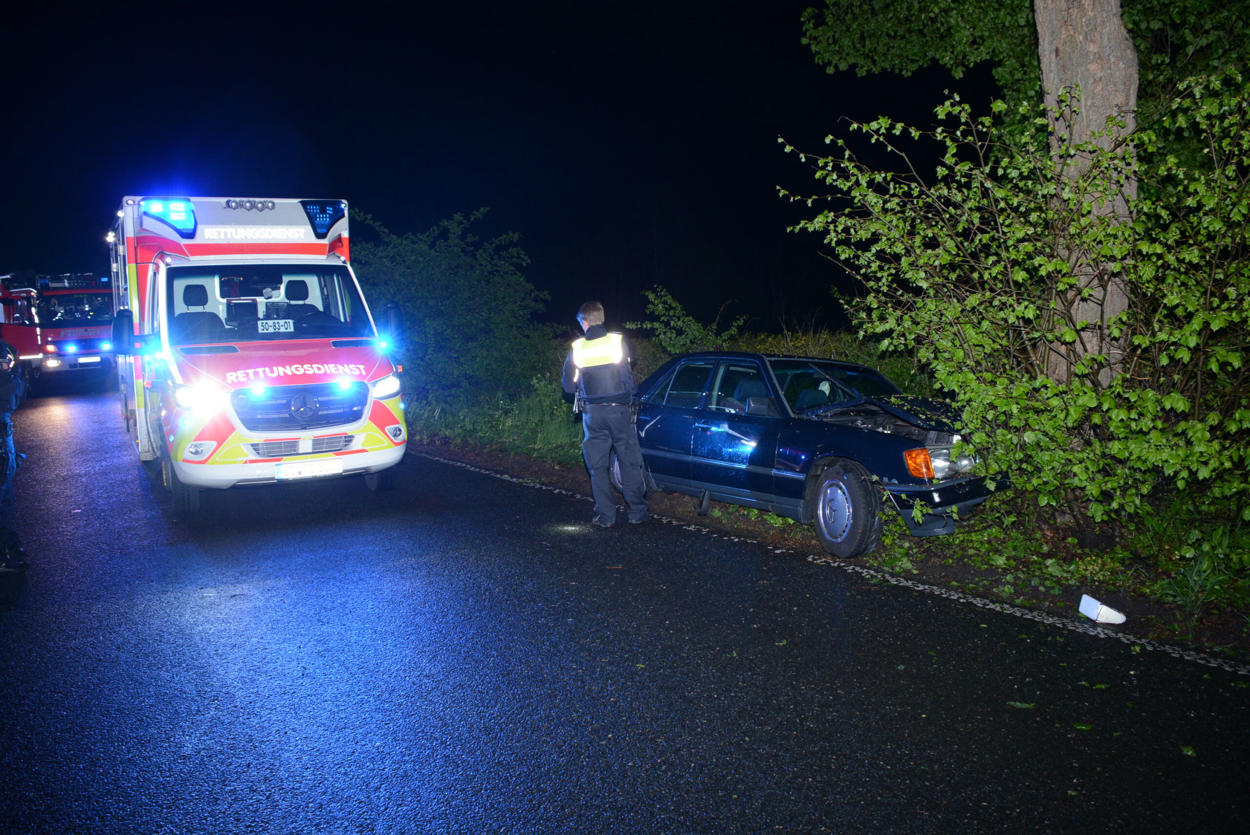 Der Mercedes nach der Kollision mit einem Baum