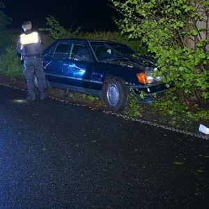 Der Mercedes nach der Kollision mit einem Baum