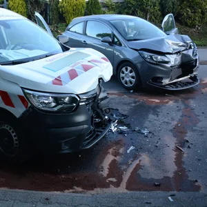Bei dem Unfall wurden zwei Personen zum Teil schwer verletzt.