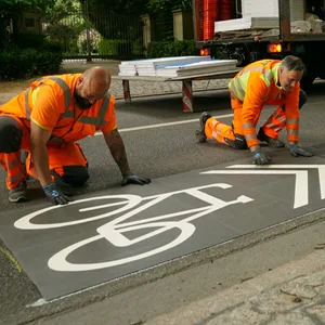 Am Samstagmorgen wurden die neuen Fahrrad-Piktogramme auf der Elbchausse aufgetragen.