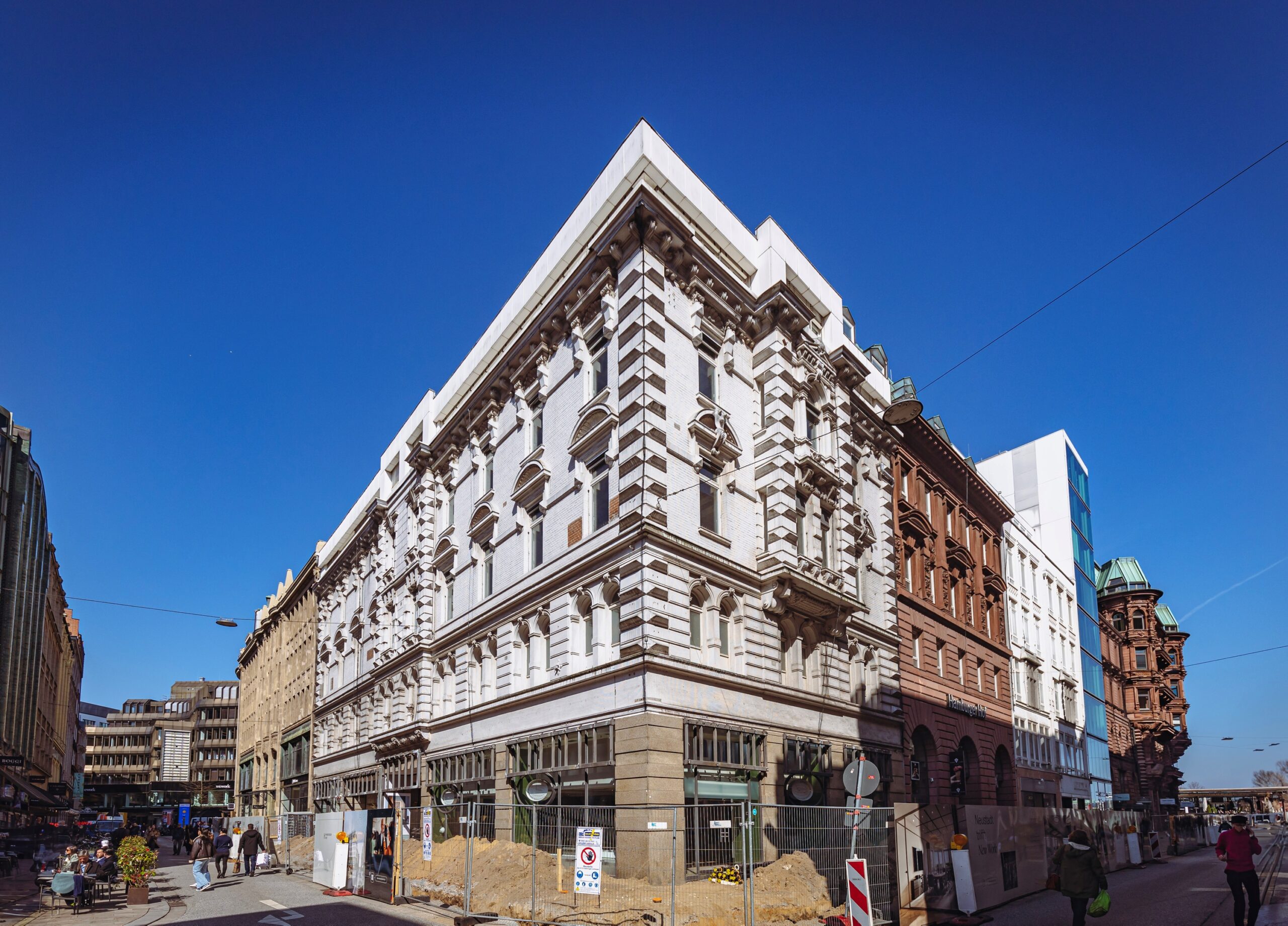 Um 1900 entstand der Gründerzeit-Bau an der Ecke Große Bleichen/Poststraße (r.) und prägte seitdem einen der meistbesuchten Plätze in der Hamburger City. Nun wird abgebrochen.