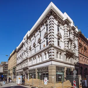 Um 1900 entstand der Gründerzeit-Bau an der Ecke Große Bleichen/Poststraße (r.) und prägte seitdem einen der meistbesuchten Plätze in der Hamburger City. Nun wird abgebrochen.